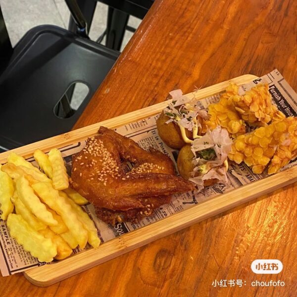 Combos fritos ( Takoyaki de pulpo * 8 / alitas de pollo * 8 / Tira de cerdo crujiente con patatas paja )